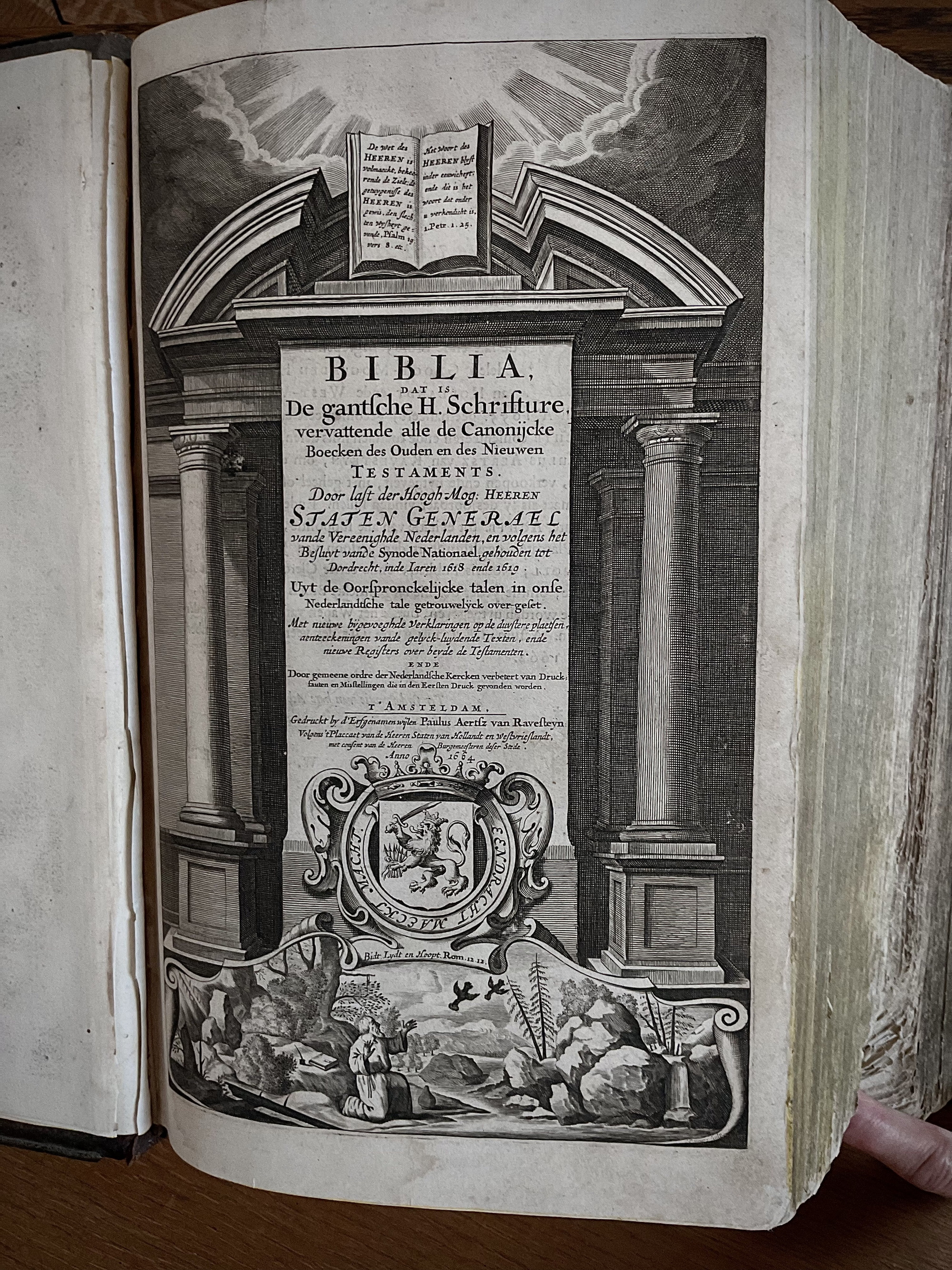 De oude Bijbel uit 1664 ligt tijdens het bezoek van Jur Kuipers op het Avondmaalstafel. Foto: ©Jur Kuipers, 2023.
